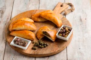 Panzerotti con scarola e olive