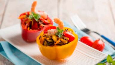 Peperoni con riso nero e gamberi