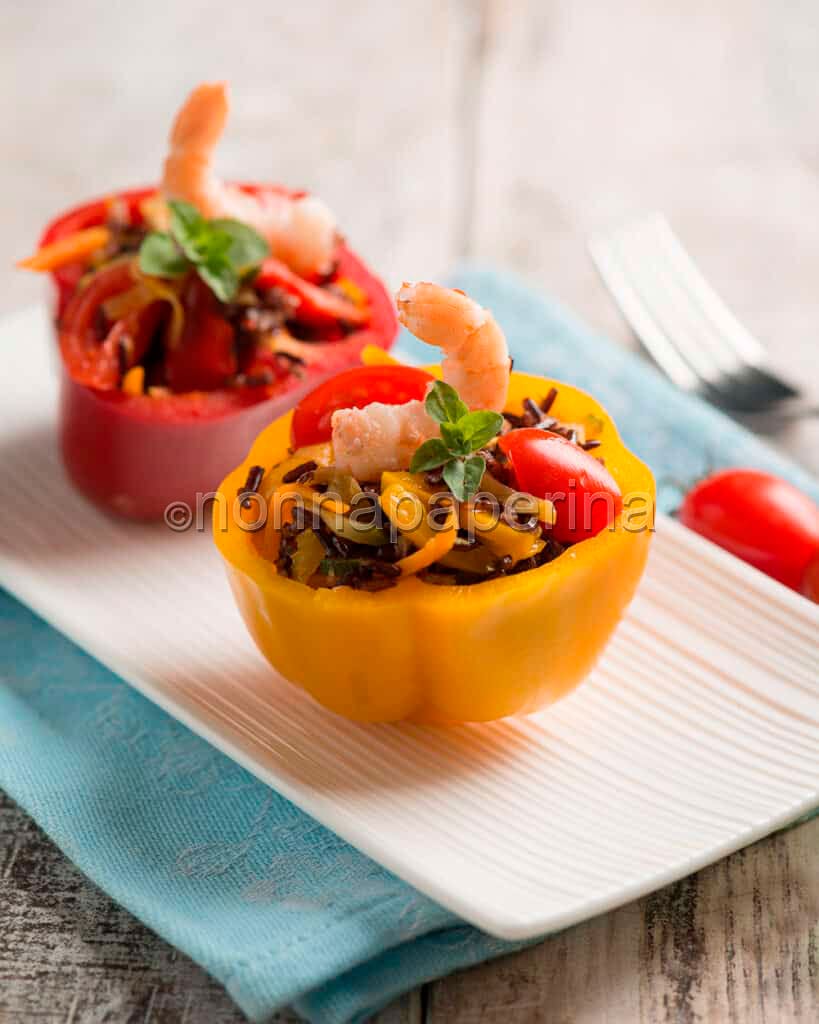 Peperoni con riso nero e gamberi