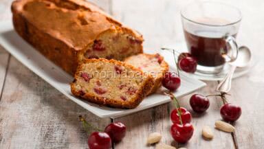 Plumcake alle ciliegie e mandorle