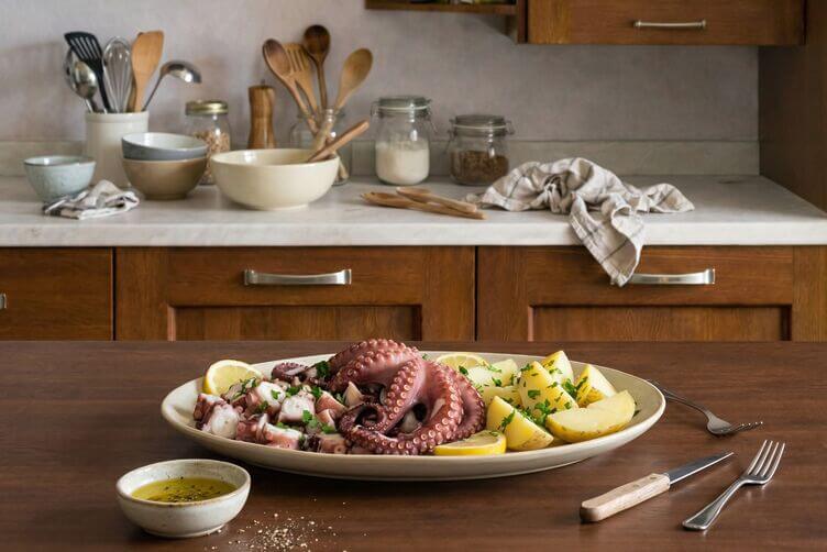 Polpo con patate, limone e prezzemolo