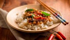 Riso Jasmine con pollo e basilico, piatto thailandese