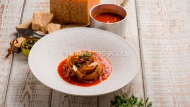 SPAGHETTI TEFF AL POMORODO CAPPERI o