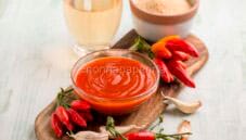 Cos’è la salsa Sriracha e quali sono le sue origini?