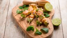 Satay di salmone e avocado, un piatto dalla Malesia