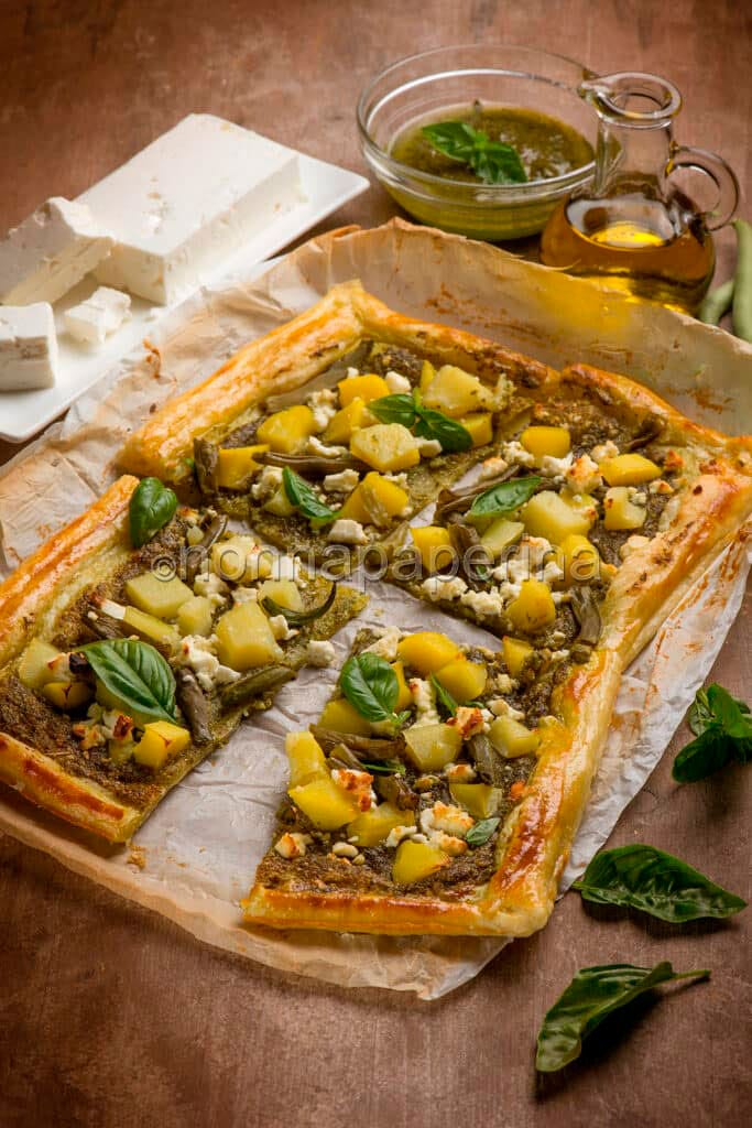 sfogliata con feta e crema di basilico