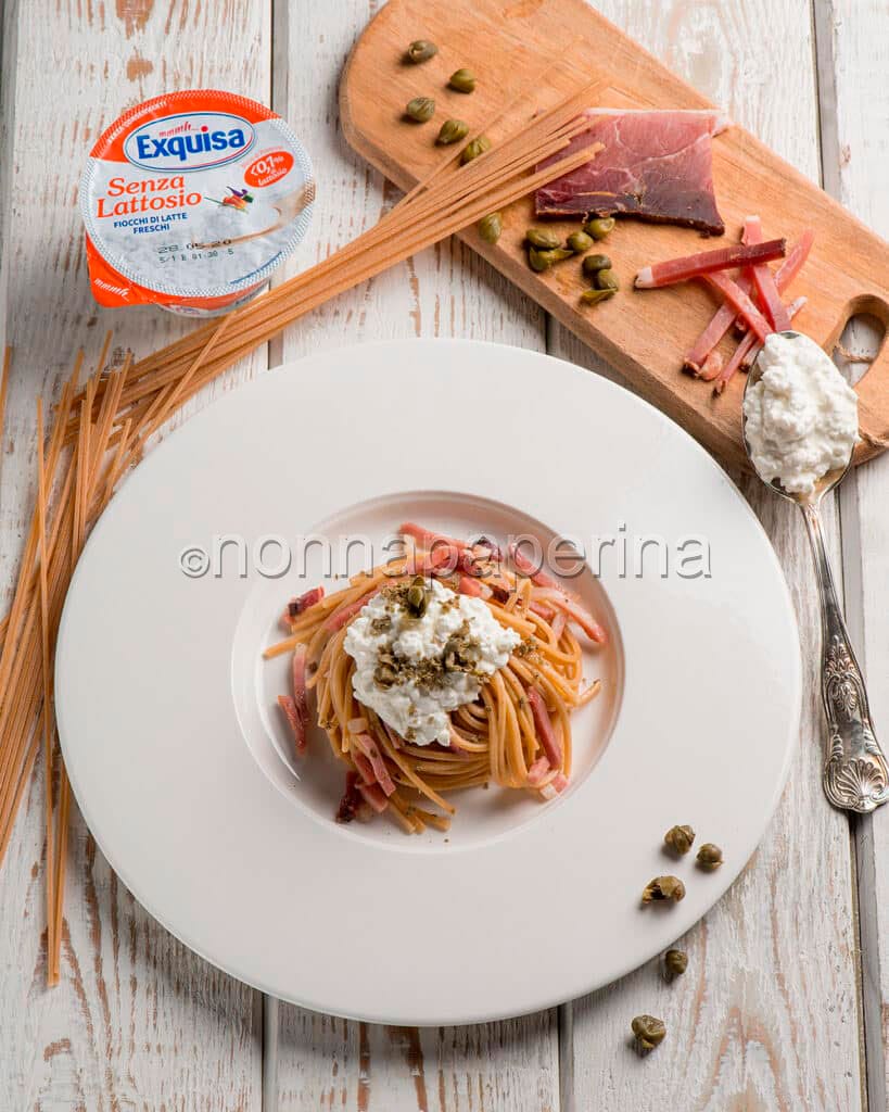 Spaghetti con speck e fiocchi di latte