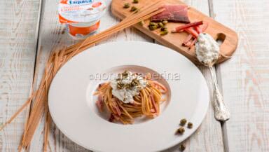 Spaghetti con speck e fiocchi di latte