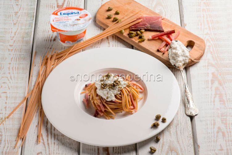 Spaghetti con speck e fiocchi di latte