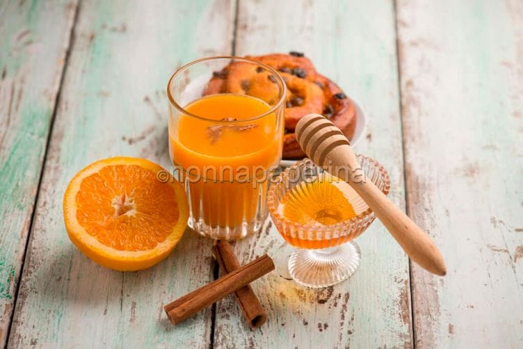 Succo di olivello spinoso e arancia, un cocktail delicato Succo di olivello spinoso e arancia