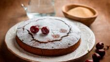 Torta di ciliegie con acqua, una ricetta estiva e golosa