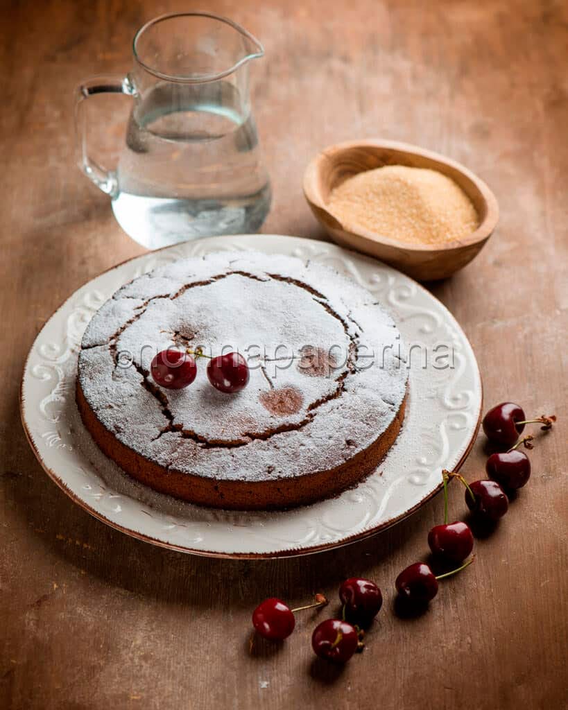 Torta di ciliegie con acqua
