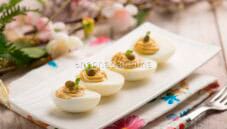 Uova sode ripiene alla piemontese, antipasto nutriente Uova sode ripiene alla piemontese, antipasto nutriente