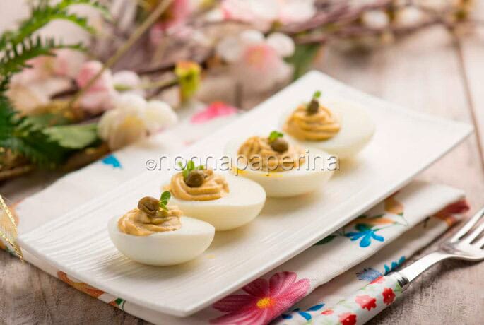 Uova sode ripiene alla piemontese, antipasto nutriente Uova sode ripiene alla piemontese, antipasto nutriente