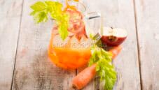 Acqua aromatizzata con carote, sedano e mela