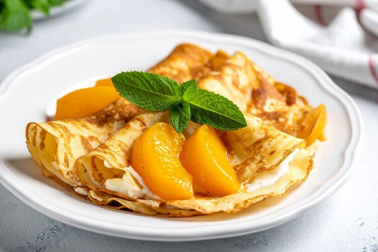 crepes con pesche sciroppate