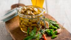 Fave sott’olio, la conserva tradizionale che arricchisce ogni piatto Fave sott’olio, la conserva tradizionale che arricchisce ogni piatto
