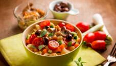 Insalata di pasta con mix di verdure, un piatto completo