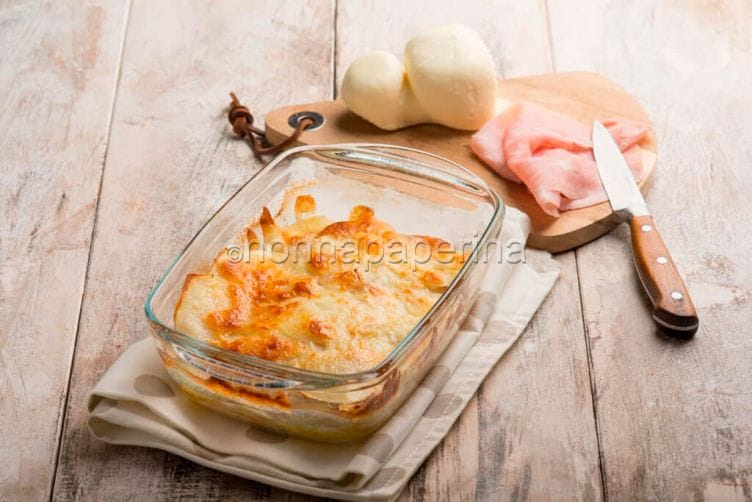 Parmigiana di patate e prosciutto, un classico italiano parmigiana di patate e prosciutto cotto
