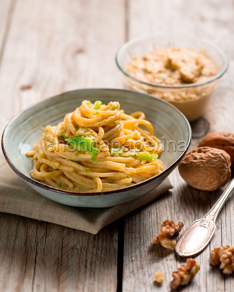 Spaghetti al pesto di verza e noci Spaghetti al pesto di verza e noci