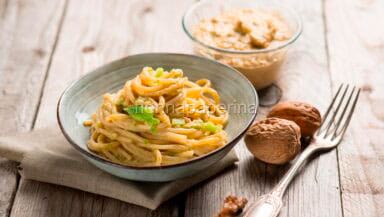 Spaghetti al pesto di verza e noci