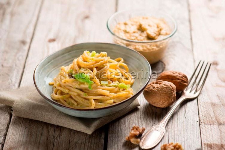 Spaghetti al pesto di verza e noci, primo nutriente Spaghetti al pesto di verza e noci