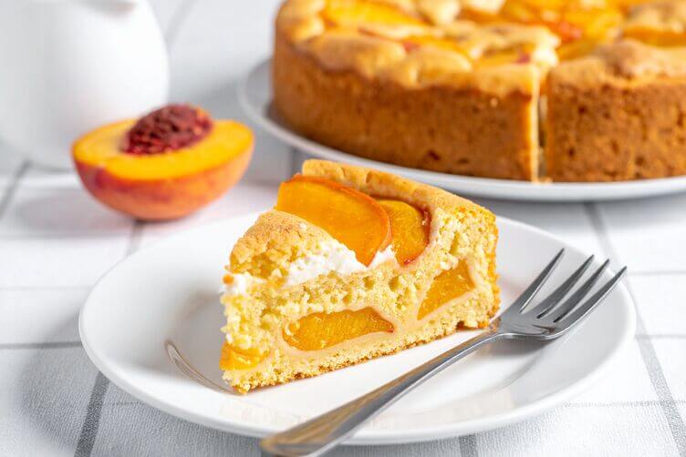 torta con pesche sciroppate