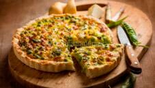 Torta salata con piselli e asparagi, una ricca merenda