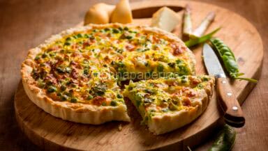 torta salata con piselli e asparagi