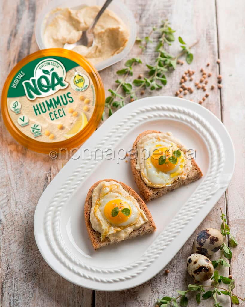 Crostini con uova di quaglia e hummus Crostini con uova di quaglia e hummus