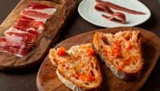 Pan tomate con acciughe: bruschetta spagnola per aperitivi