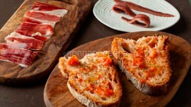 Pan tomate con acciughe