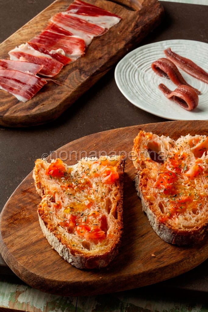 Pan tomate con acciughe