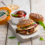 Panino con hummus di ceci, uno spuntino delizioso