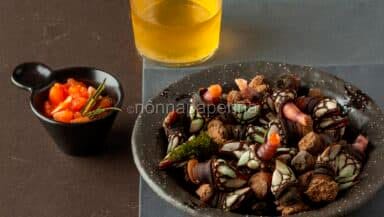 Percebes con salsa di pomodoro