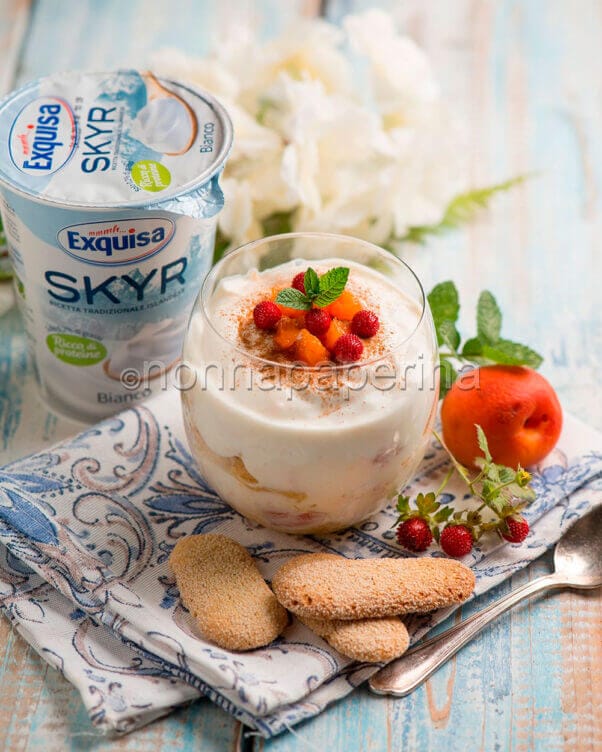 Skyramisu con albicocche e fragoline