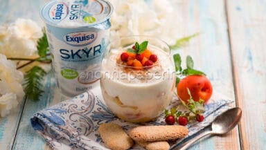 Skyramisu con albicocche e fragoline