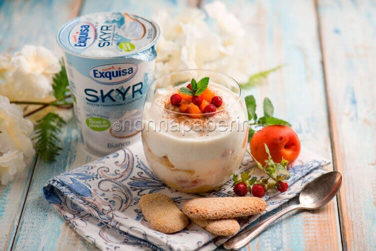 Skyramisu con albicocche e fragoline