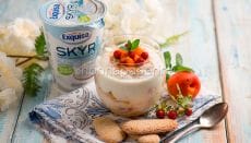 Skyramisu con albicocche e fragoline