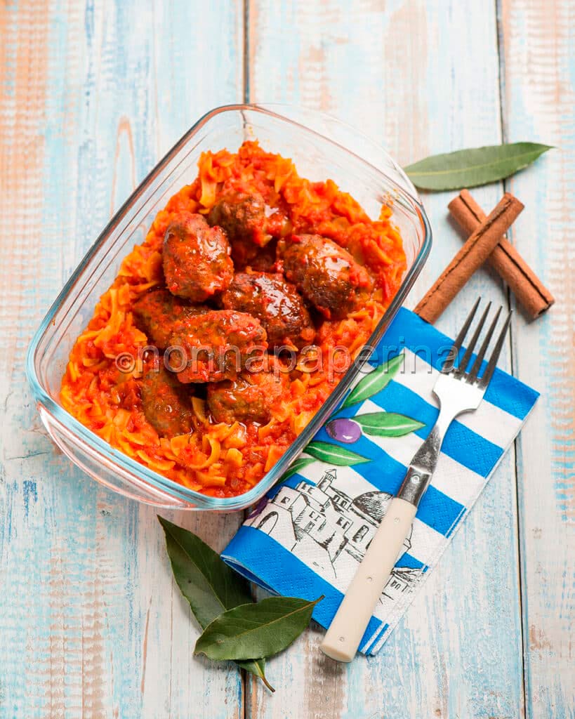 Soutzoukakia me hylopitaki