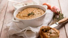 Terrina di patè con fegatini di pollo dal carattere rustico Terrina di patè con fegatini di pollo dal carattere rustico