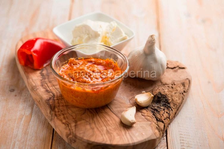 Pesto di peperoni e tonno, un ottimo intingolo Pesto di peperoni e tonno