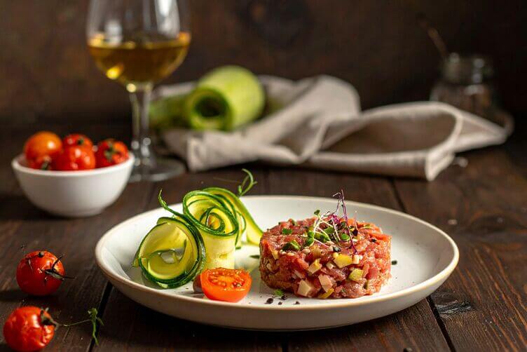 tartare di tonno con rotolini di zucchine tartare di tonno con rotolini di zucchine
