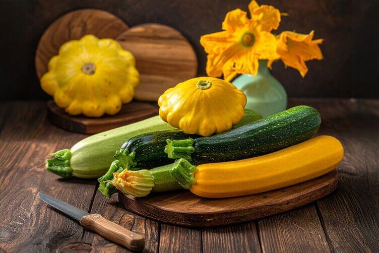 varietà di zucchine lunghe verdi, tonde, trombetta, gialle, patissons varietà di zucchine lunghe verdi, tonde, trombetta, gialle, patissons