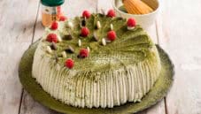 Angel cake con tè matcha, una torta deliziosa e colorata Angel cake con tè matcha, una torta deliziosa e colorata