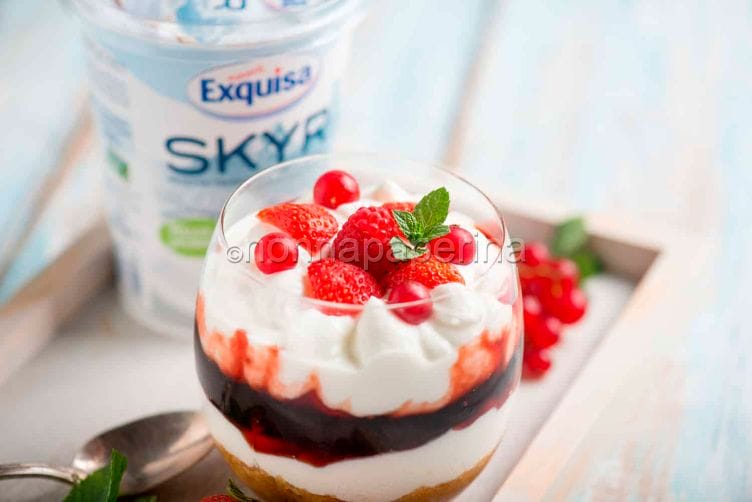 Cheesecake al cucchiaio, un dolcezza colorata Cheesecake al cucchiaio con Skyr