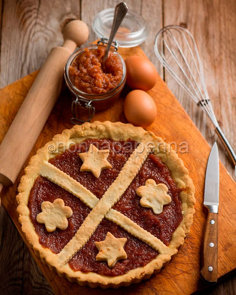 Crostata con confettura di azzeruolo Crostata con confettura di azzeruolo