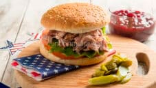 Hamburger con pulled pork, panino per il Thanksgiving Hamburger con pulled pork, panino per il Thanksgiving