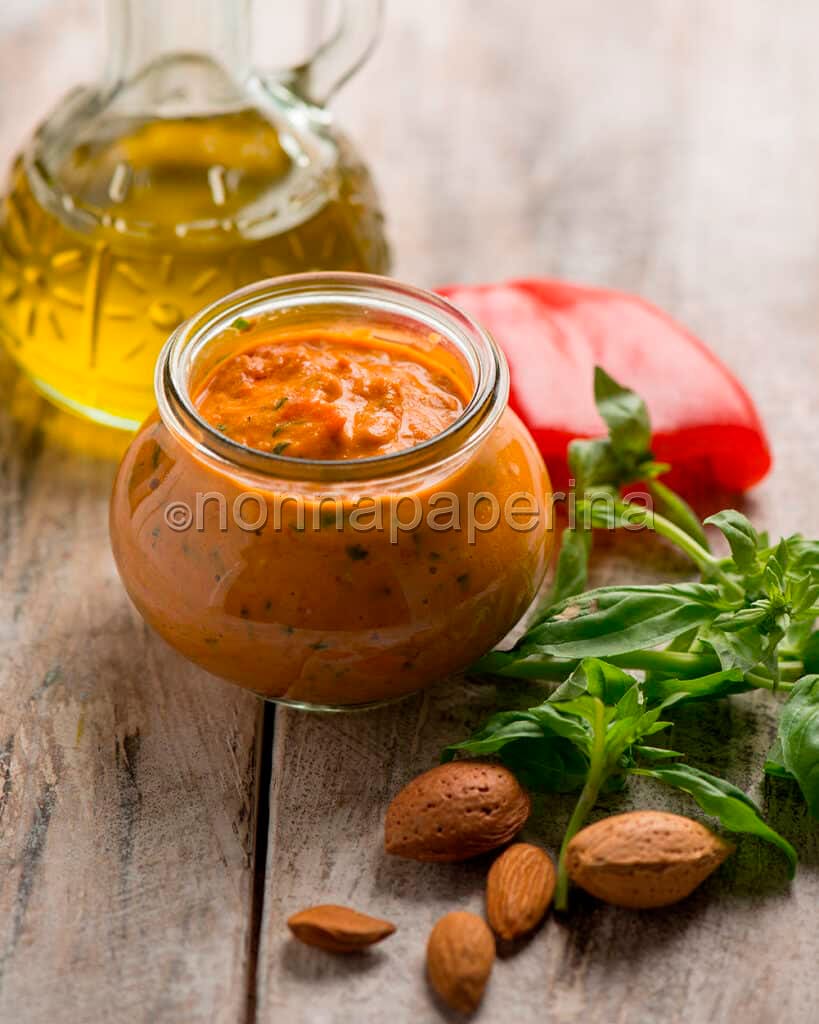 Sugo di peperoni e mandorle Sugo di peperoni e mandorle