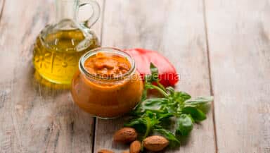 Sugo di peperoni e mandorle